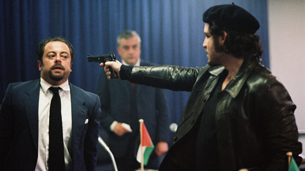 Настоящий Карлос Рамирес Санчес пытался заблокировать выпуск сериала «Карлос» и критиковал его достоверность, заявляя, что это «выдуманная» биография