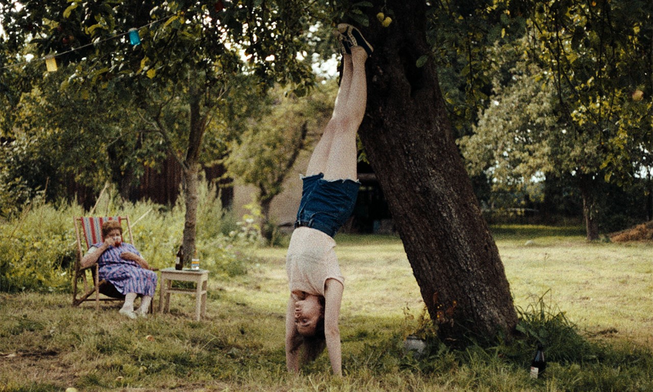 На немецком языке фильм называется In die Sonne schauen, что в переводе значит буквально «Смотреть на солнце». Критики отмечают несколько его смысловых значений — это метафора видения и боли, отсылка к чистоте детского восприятия, референс к известной фразе Фридриха Ницше («Если долго смотришь на солнце, оно тебя сожжёт») и кинематографический аспект