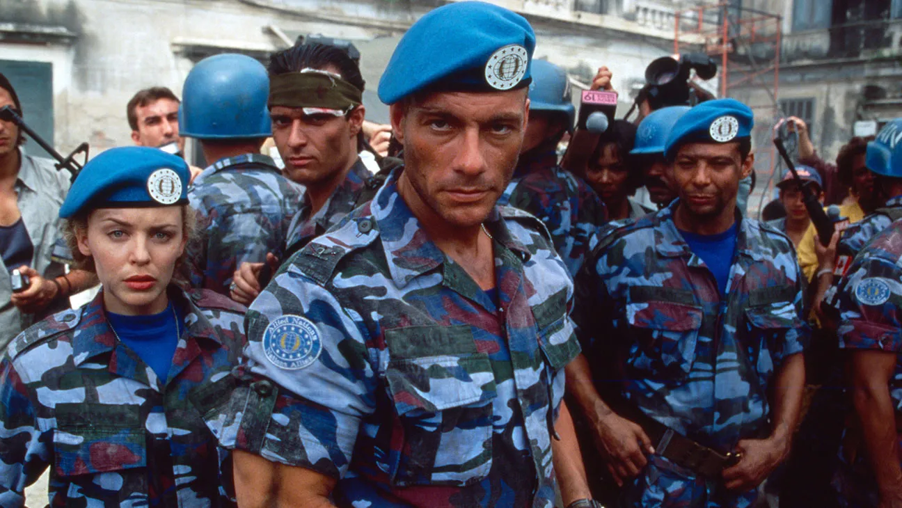 Жан-Клод Ван Дамм отказался от роли Джонни Кейджа в фильме «Смертельная битва» (1995), чтобы сняться в «Уличном бойце». Хотя персонаж игры якобы был изначально основан на нём