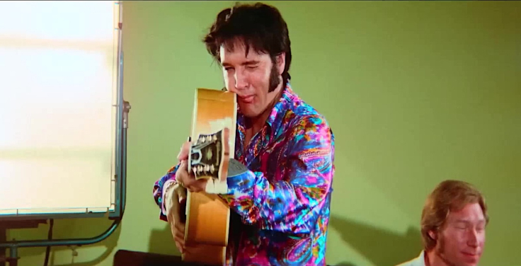 В сцене попурри из песен «Little Sister» и «Get Back» группы The Beatles можно убедиться, как ловко Элвис управляется с гитарой Gretsch Country Gentleman 1964 года