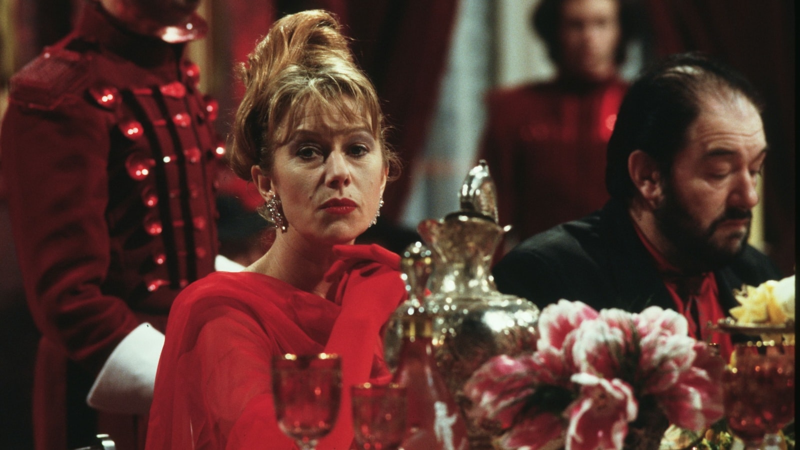 В 1984 году Готье выпустил жестоко подрывную коллекцию одежды, которая должна была выглядеть слишком узкой, под названием «Ты чувствуешь, как будто переела». Более подходящего кандидата на создание костюмов к фильму про излишества, обжорство и фетишизм сложно было найти