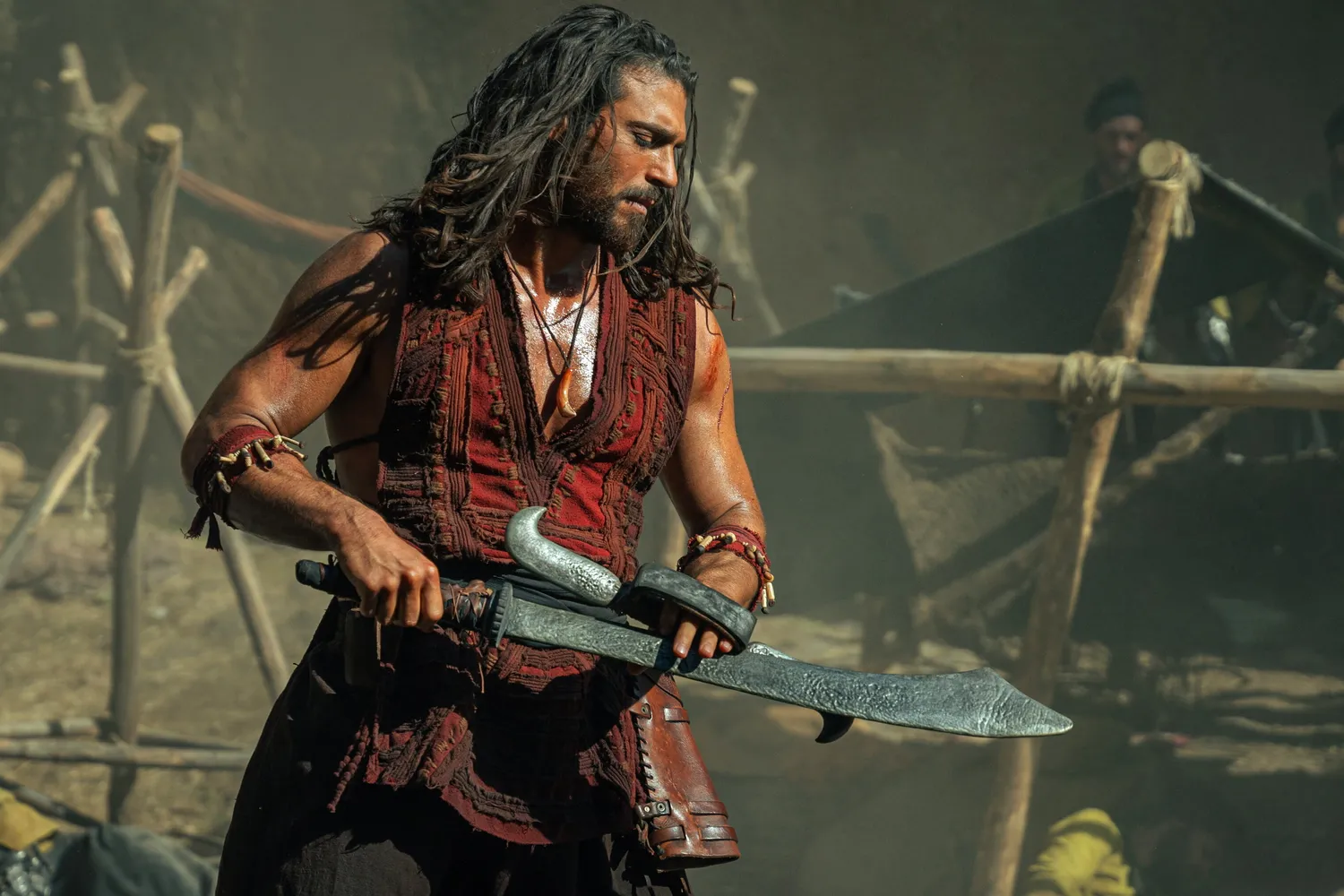 Джан Яман интенсивно готовился к роли — тренировался в боевых искусствах, изучал владение мечом и ножом, освоил верховую езду. «Для Сандокана нужны разум и тело», – говорил актер и уверял, что проект станет шедевром