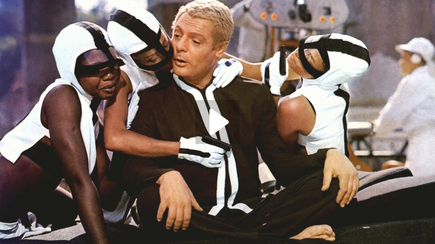 «Десятая жертва» считается первым фильмом, в котором представлена идея «реалити-шоу/игры» о легальной охоте на выживание, транслируемой по телевидению (под названием «Большая охота») — затем были «Битва королей» (2000), «Серия 7: Соперники» (2001) и «Голодные игры» (2012)