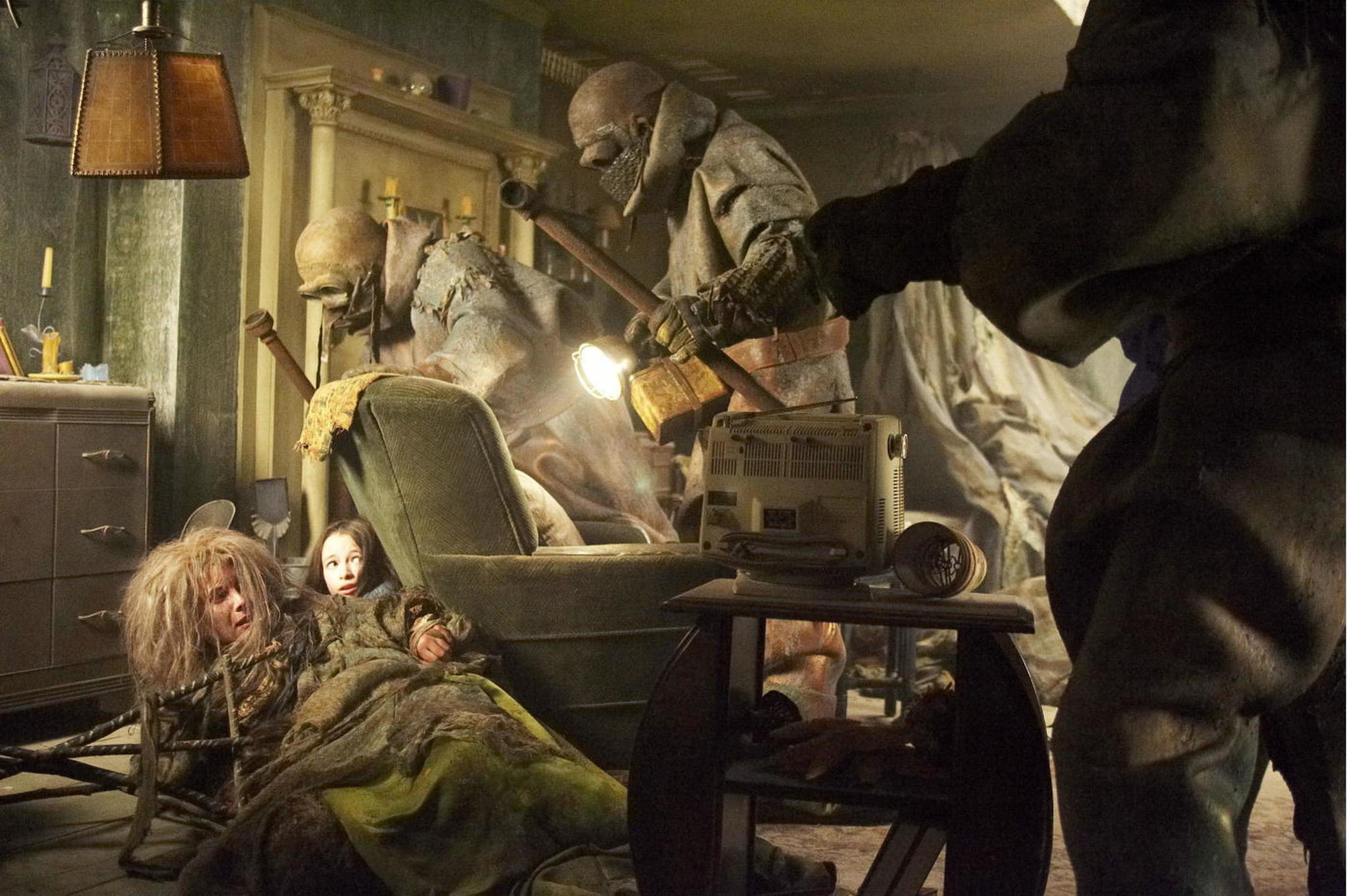 Режиссеру Кристофу Гану потребовалось пять лет, чтобы получить права на съемку «Сайлент Хилл». Он получил эти права после того, как отправил Konami видео с интервью, в котором рассказал, как много для него значит Silent Hill. Вместе с интервью он отправил сцены, которые снял за свой счет, смонтировал и наложил на них музыку из игр