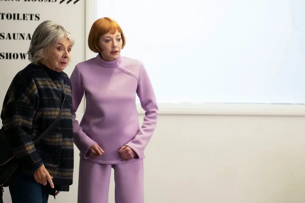 Премьера сериала на BBC в июле 2026 года собрала у экранов более 4 миллионов зрителей за первую неделю. Шоу получило 92% свежести на Rotten Tomatoes, и хотя Бибиси официально держит паузу, британские таблоиды уже вовсю трубят, что продюсеры из Boffola Pictures экстренно запустили в разработку второй сезон
