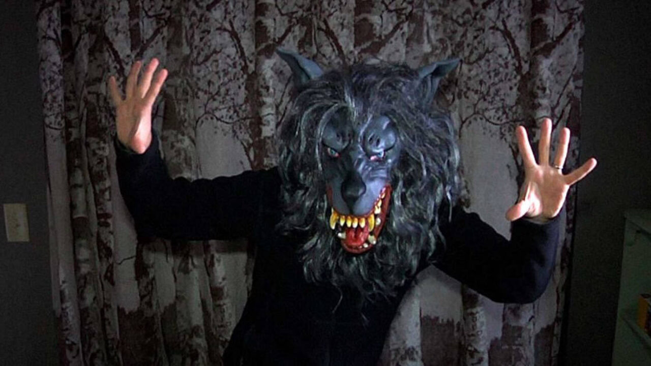 Выражение «peach fuzz (персиковый пушок)» происходит от сходства внешнего вида мягких, тонких волос на коже мужчины (особенно на лице молодого человека) и бархатистого пушка на коже спелого персика. Этот описательный термин впервые был зафиксирован в 1850-х годах