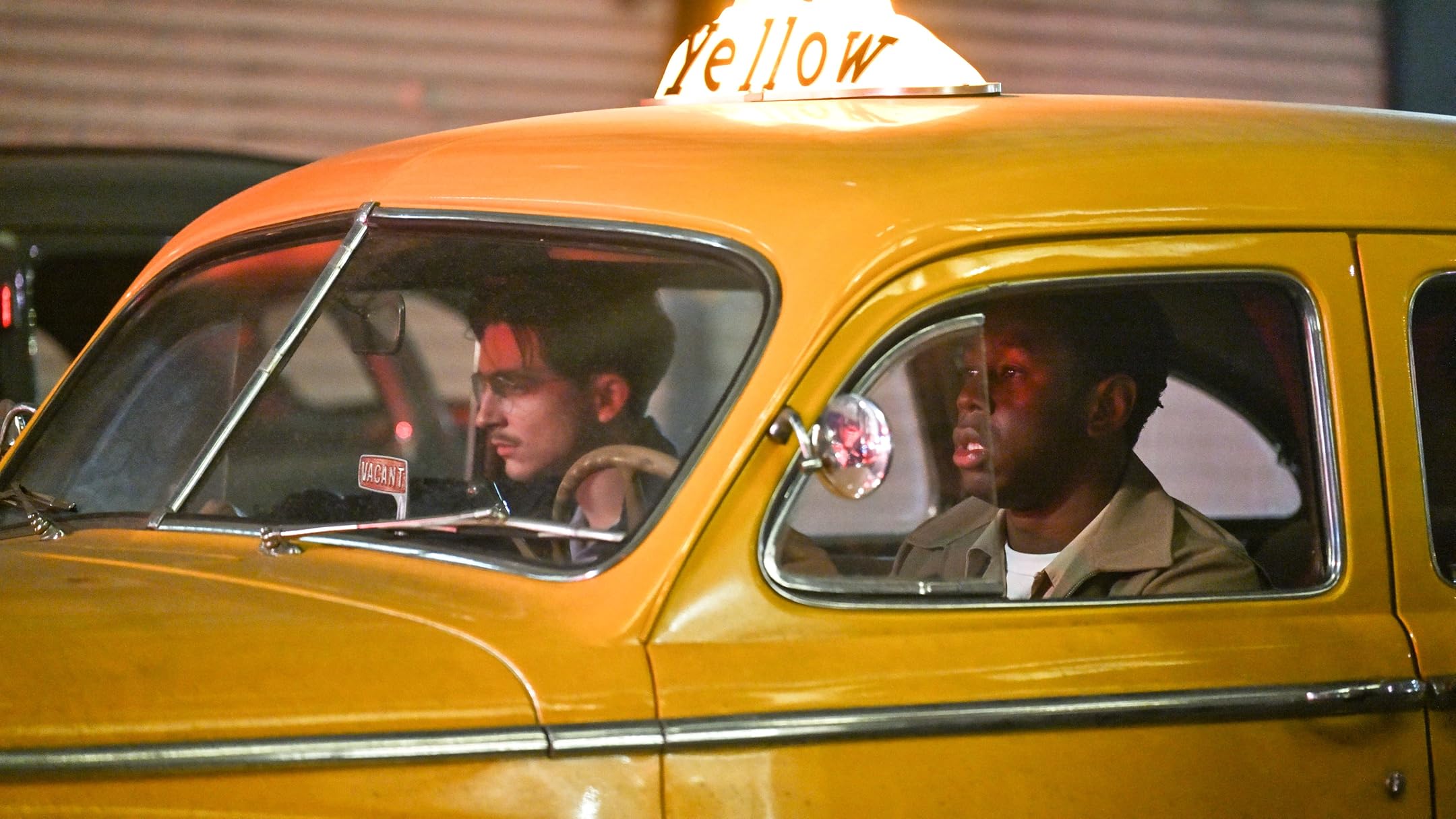 Джош Сэфди объяснил в интервью обилие хитов восьмидесятых на саундтреке — изначальная идея была снять историю в виде флэшбеков постаревшего главного персонажа. «Фильм на самом деле снят с точки зрения Марти в 80-х годах, когда он с внучкой посещает концерт группы Tears for Fears и слышит слова песни «Everybody Wants to Rule the World» («Все хотят править миром»)». Некоторая часть первоначальной концепции сохранилась в процессе производства, но была вырезана на этапе постпродакшна. Предполагалась и финальная сцена, в которой Шаламе был бы состарен на несколько десятилетий