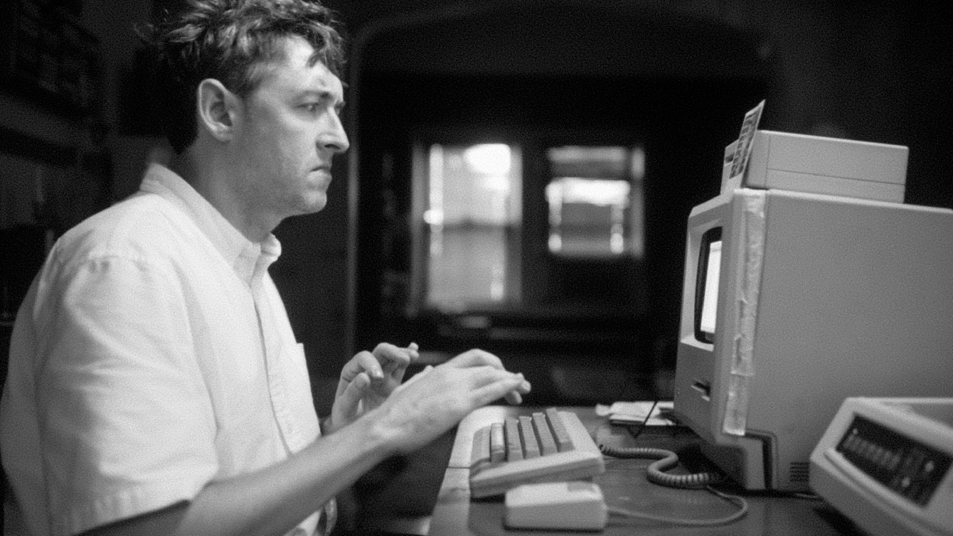 Действие фильма «OBEX» происходит в 1987 году, до появления интернета и цифровых технологий, и этот период в фильме искусно воссоздан аналоговыми методами. Бирни приобрёл два старых компьютера Мак в лавке старьёвщика за десять баксов