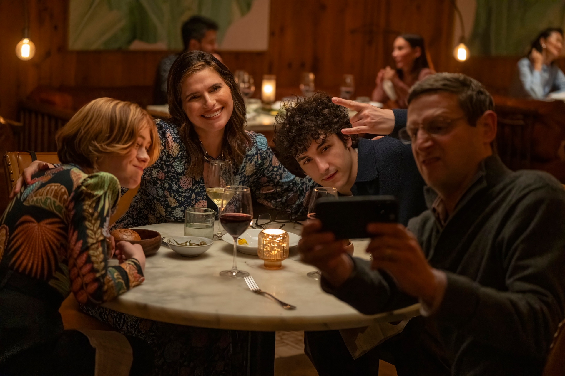 Во время производства создатели намеренно не показывали финал сериала критикам. Для первых рецензентов HBO и продюсеры заранее предоставили первые семь эпизодов, но попросили их не раскрывать ключевые детали финала