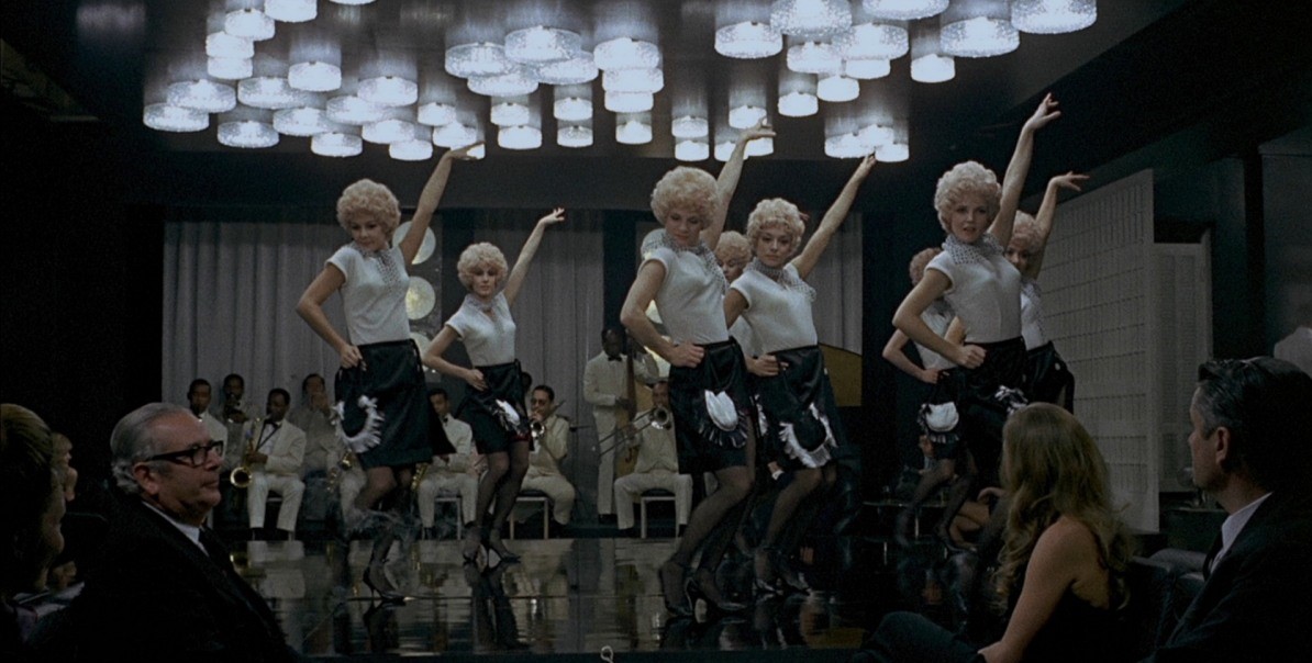 В титрах в начале «Красного круга» приводится цитата, объясняющая название фильма. Эпиграф, который приписывается Будде, на самом деле был написан режиссером Жан-Пьером Мельвилем. Он также сам написал эпиграф к фильму «Самурай» (1967), в котором якобы цитируется «Книга бусидо»