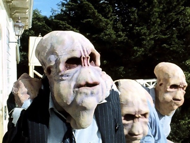 Все маски пришельцев в фильме были испечены в духовке матери Питера Джексона.