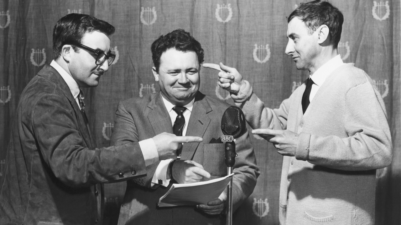 «Crazy People» — программа, из которой позже вырастет культовое «The Goon Show», вышла в эфир 28 мая 1951 года. Продюсер Деннис Мэйн Уилсон описывал её так: «Сериал основан на безумном веселье, созданном нашими молодыми мастерами смеха»