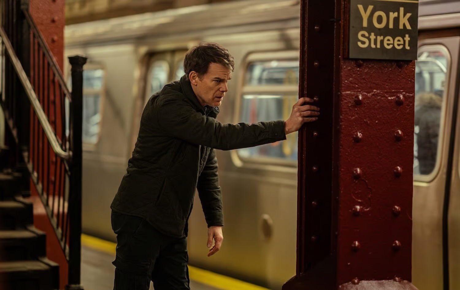 Майкл Си Холл однажды случайно врезался на яхте «Ломтик жизни» в пирс во время съемок, нанеся лодке ущерб на сумму 8000 долларов