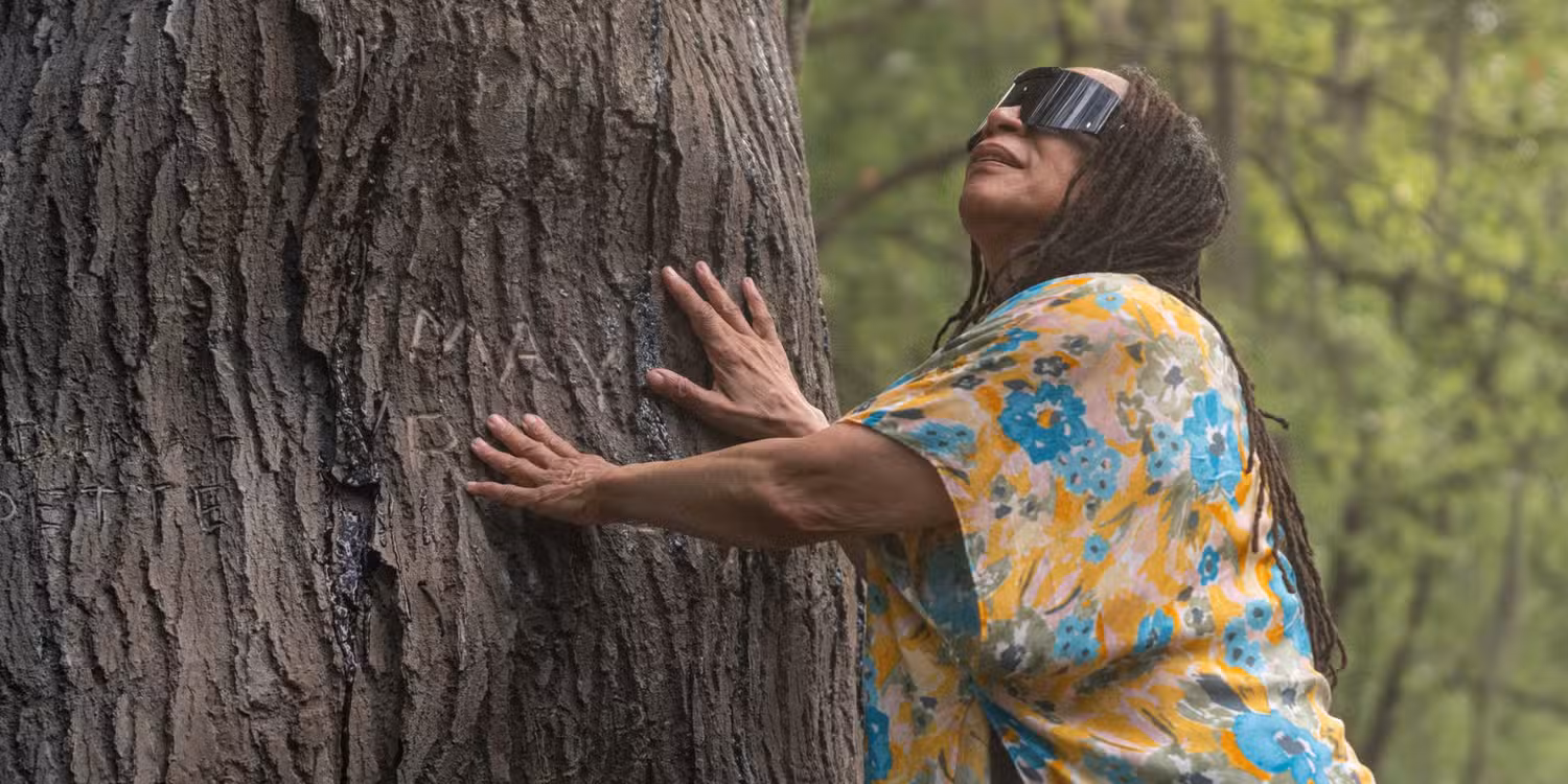 Колин Тилли до этого уже громко заявил себя как режиссер музыкальных клипов. Его работы отмечены крупнейшими премиями индустрии, а список артистов, с которыми он сотрудничал, звучит как плейлист поколения: Кендрик Ламар, Рианна, Megan Thee Stallion, Джастин Бибер, Post Malone, Cardi B, Бритни Спирс, Ники Минаж, Bad Bunny, Джастин Тимберлейк, 50 Cent и многие другие