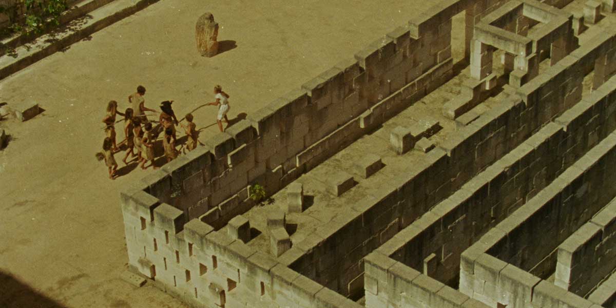 Так как Риверс любит многослойное повествование, в «Небылицах» присутствует фильм в фильме: его короткометражка 2022 года «Минотавр», которая представлена как работа, созданная детьми из сюжета