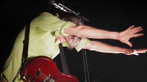 Среди по большей части подлинных экспонатов музея Pavement были и несколько сфабрикованных рекламных снимков для Apple и Absolut Vodka, в которых группа на самом деле не снималась