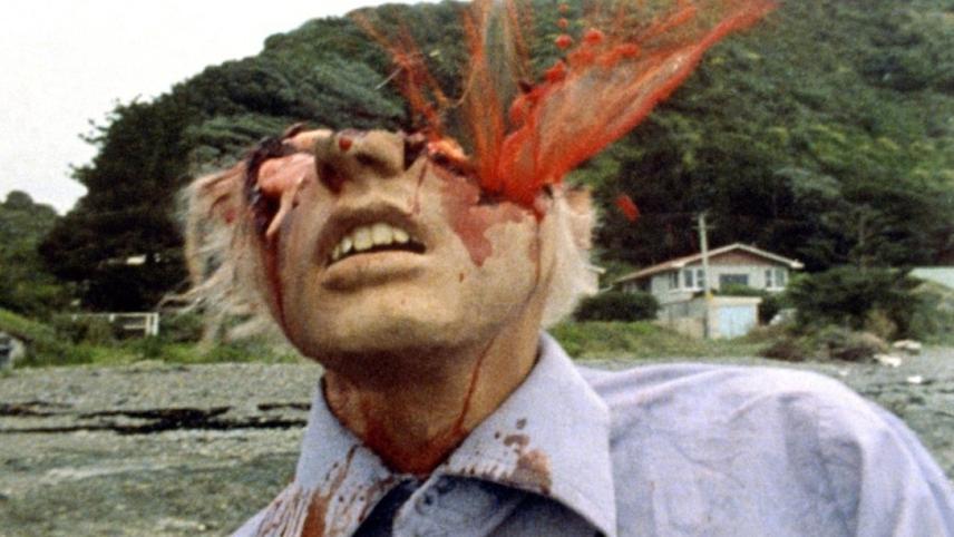 Кайхоро, название города, жители которого были убиты, — это слово из языка маори, придуманное Джексоном и его командой в начале съемок фильма. Оно состоит из двух частей: «кай», что означает «еда», и «хоро», что означает «город» или «деревня». Foodtown — это также название новозеландской сети продуктовых магазинов