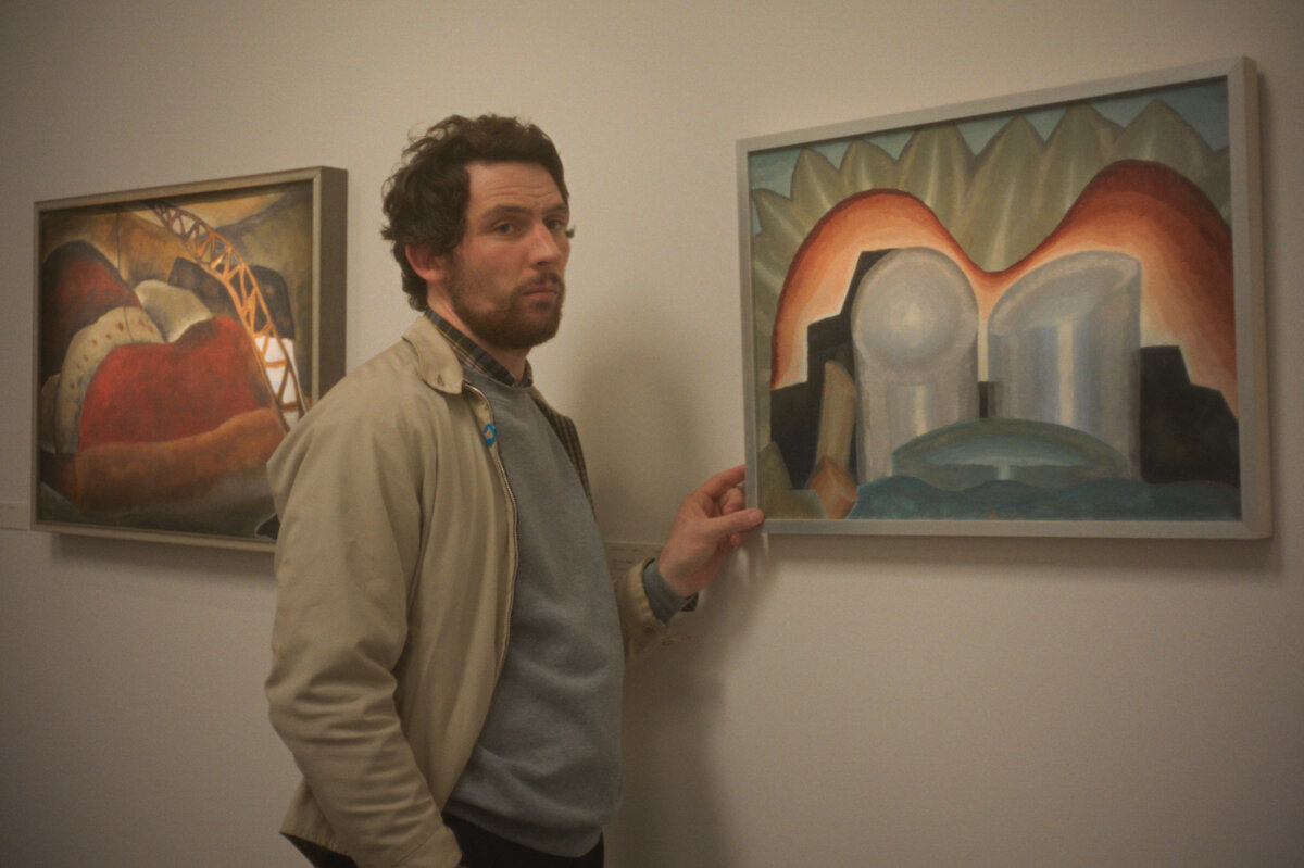 Четыре картины Артура Доува, которые были украдены в фильме — «Формы деревьев» (1932), «Ива» (1937), «Танки и сугробы» (1938) и «Желтый, сине-зеленый и коричневый» (1941) — все являются реальными