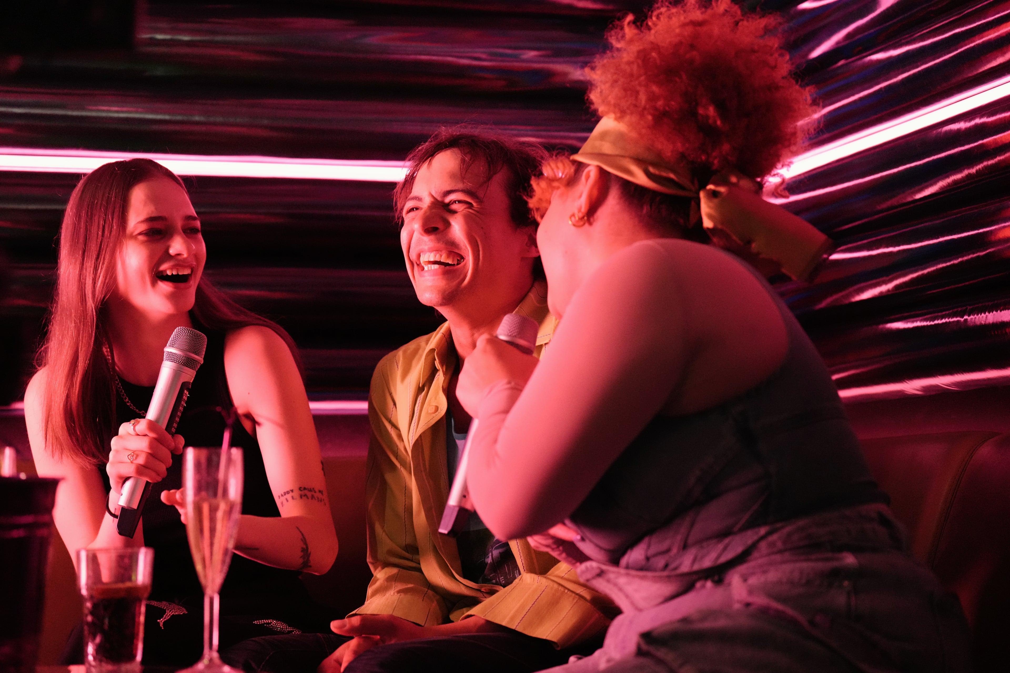 Харрис Дикинсон много лет встречается с английской певицей Роуз Грей. Они вместе устроили афтер-пати после премьеры «Сорванца» в Каннах, где диджеила их подруга Charli XCX