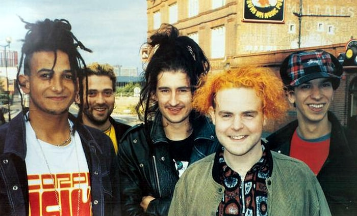 Клинт Мэнселл (по центру) в составе группы Pop Will Eat Itself