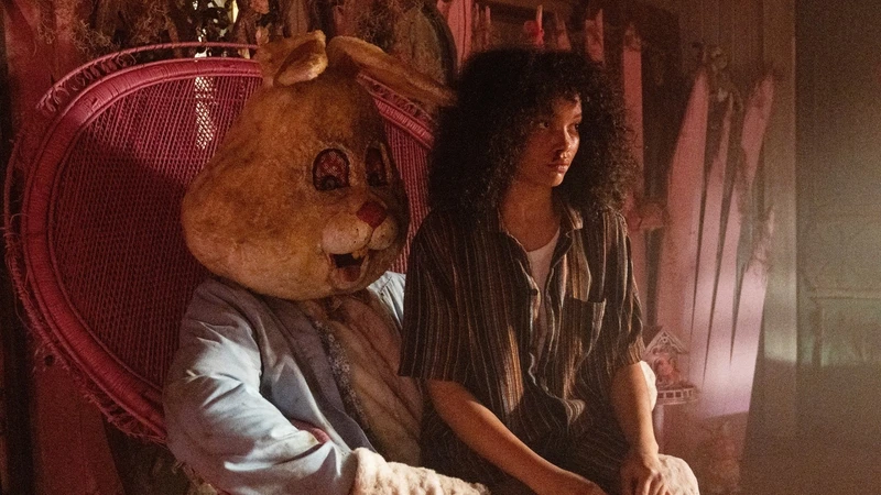 Песочный человек — один из самых значимых персонажей персонаж европейского фольклора, связанный со сном и сновидениями. В скандинавских легендах он посыпает детям глаза песком или пылью, чтобы навеять сон. В румынском фольклоре его аналогом считается Мош Эне (Эне Старший), а во франко-канадских традициях известен персонаж Bonhomme Sept Heures, который, по некоторым версиям, ослеплял детей песком и уносил их в мешке, если они не ложились спать вовремя