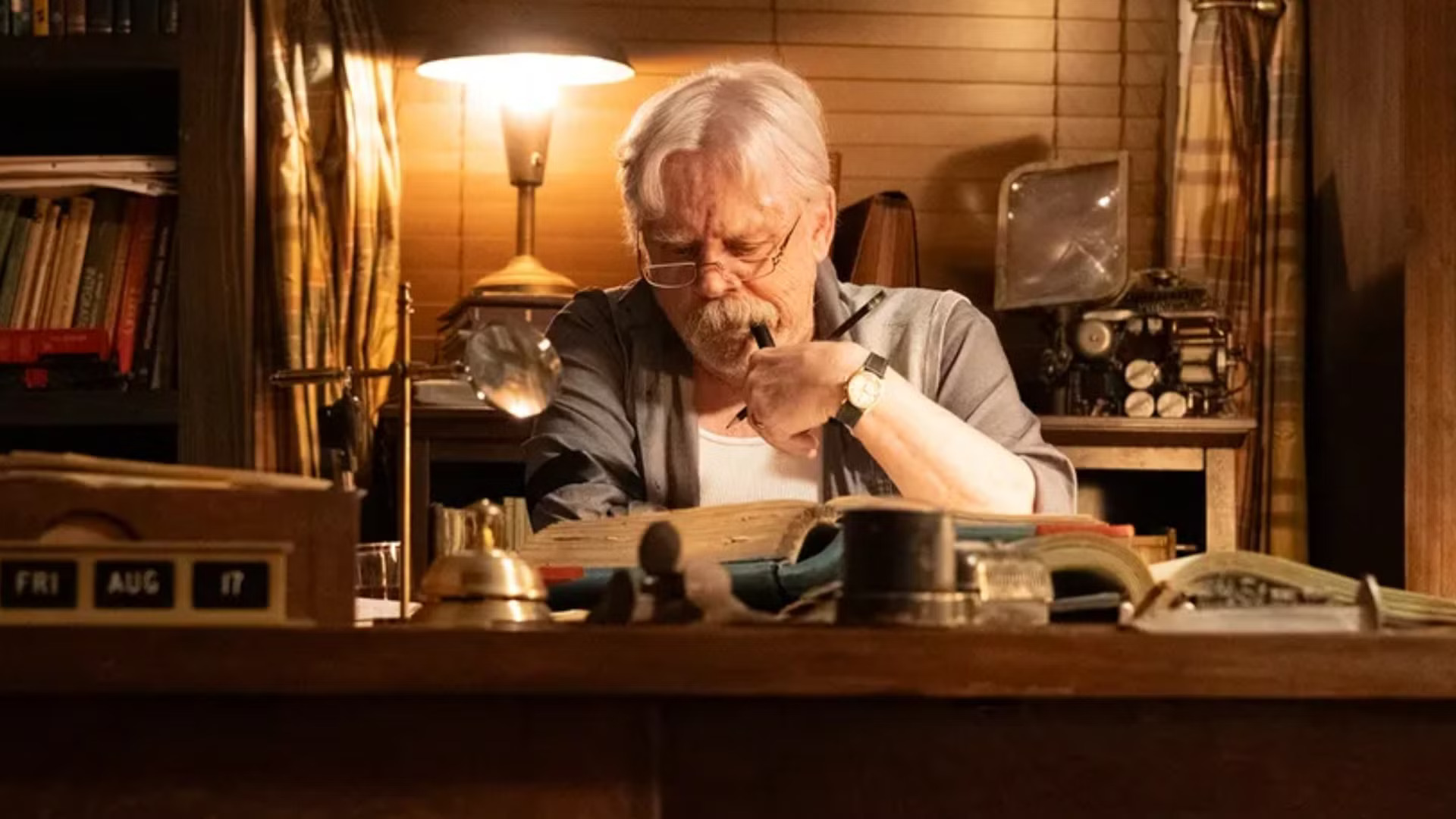 Марк Хэмилл до «Жизни Чака» снялся в сериале ужасов Майка Флэнагана «Падение дома Ашеров» на Netflix в роли адвоката по имени Артур Пайм