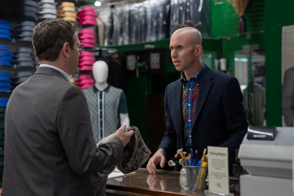 Во втором сезоне в небольшой, но запоминающейся роли продавца одежды снялся Джаред Линднер, являющийся совладельцем небольшой компании Suit Man и имевший ноль актёрского опыта. Создатели «Компании боссов» обычно избегали известных имён и узнаваемых лиц при создании своего странного, экстремального мира