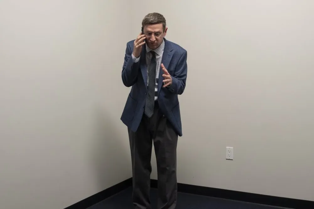 Чтобы передать ощущение корпоративной однообразия и беспорядка, Робинсон был одет в намеренно неподходящую одежду, такую как слишком большие пиджаки, обвисшие галстуки и брюки с заутюженными складками. Смит сказал, что цель состояла в том, чтобы Рон выглядел немного подавленным своей собственной одеждой. Гардероб других персонажей был разработан аналогичным образом, чтобы отразить повседневный реализм