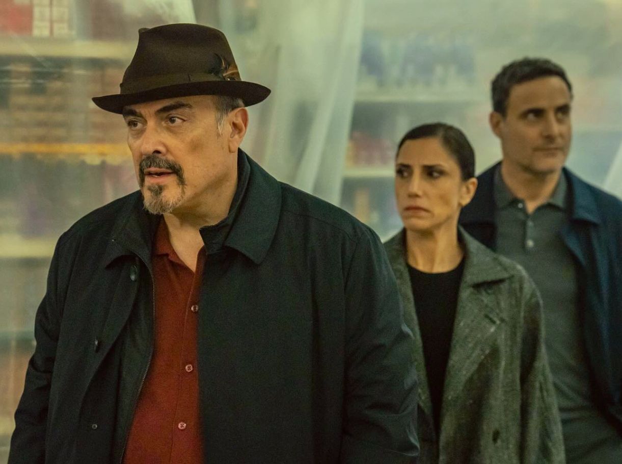 Дэвид Зайас, который играет детектива сержанта Анхеля Батисту, до того, как стать актером, действительно был полицейским в департаменте полиции Нью-Йорка. До этого он служил в ВВС США