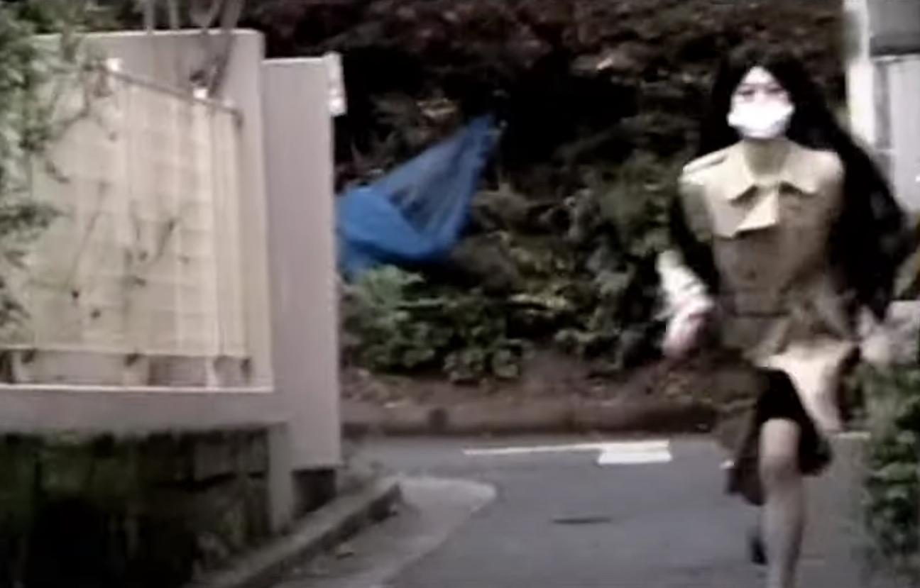 Легенда о Кутисаке-онна, по некоторым данным, восходит к XVII–XIX векам, к периоду Эдо в Японии. Современная история Кутисаке-онна стала популярной только летом 1979 года, когда несколько газет и журналов рассказали об этой легенде, и слухи о ней распространились по всей стране, в результате чего маленьких детей стали сопровождать взрослые по дороге домой из школы