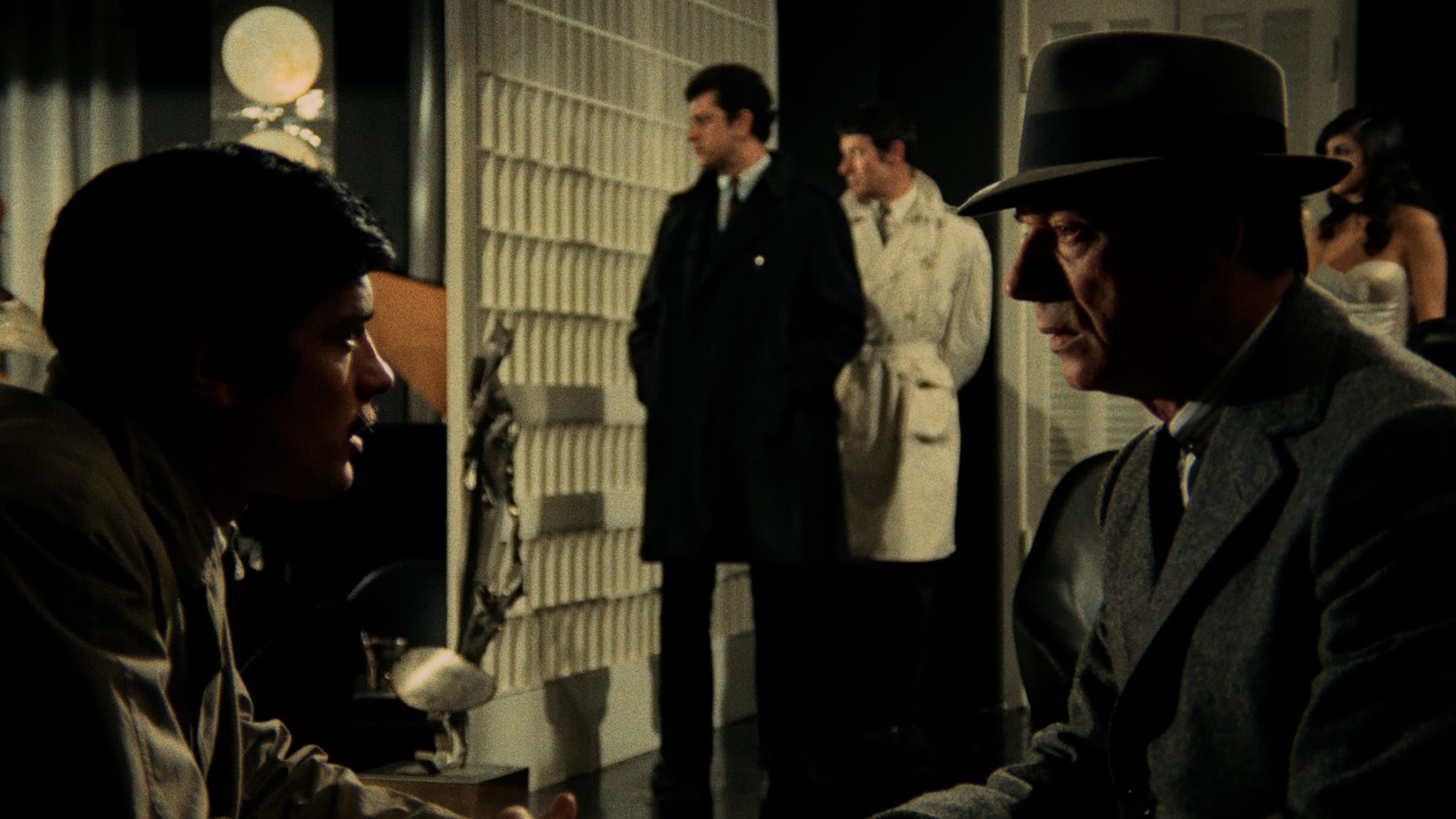 Бернар Стора, бывший помощник режиссера Жана-Пьера Мельвиля, признался, что несколько раз после съемок Мельвиль приводил его в студии на улице Женнер и беседовал с ним о съемках. Мельвиль лежал в постели в пижаме, а Стора сидел на кровати, и они ужинали холодной индейкой и картофельными чипсами