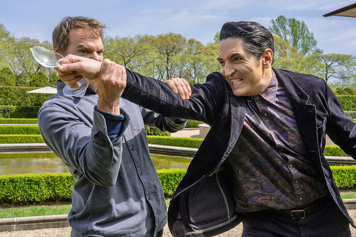 Сообщается, что во втором сезоне сериал «Декстер: Воскрешение» вернётся к прежней формуле, в которой помимо «главного злодея», который описывается как «великий», вернутся «мелкие злодеи» для еженедельных эпизодов