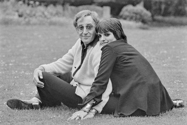 В мае 1973 года, когда его третий брак с актрисой Бритт Эклунд трещал по швам, Селлерс отправился в театр, чтобы посмотреть выступление Лайзы Минелли. Он был очарован Минелли, и через три дня пара обручилась несмотря на то, что Минелли была помолвлена с Дези Арназом-младшим, а Селлерс все ещё был женат. Их отношения продлились один месяц, после чего они расстались
