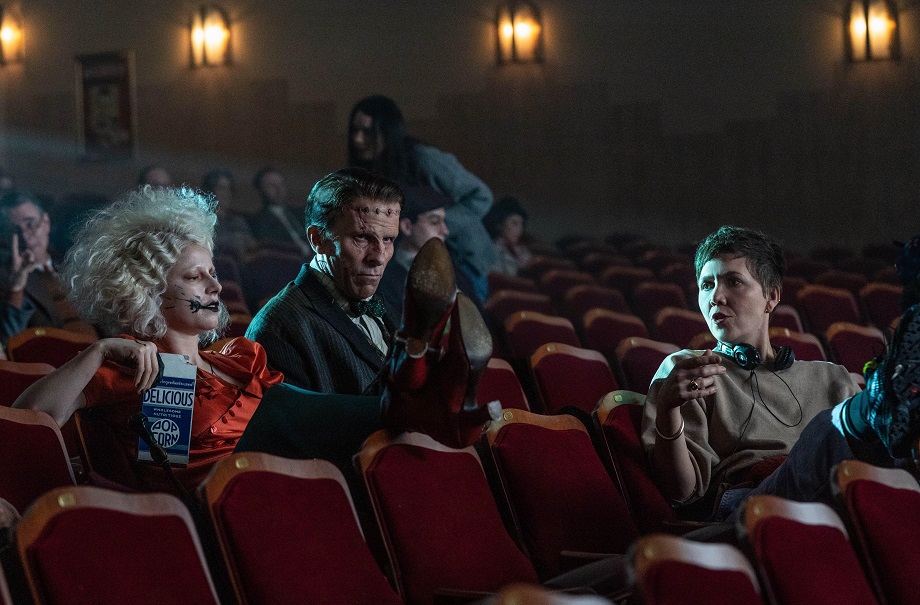 Джесси Бакли, Кристиан Бэйл и Мэгги Джилленхол на съёмках «Невесты!» / Источник: Legion-Media