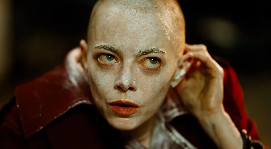 Эмма Стоун в фильме «Бугония» (2025)