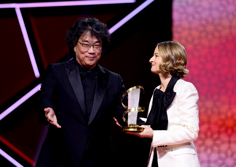 Джоди Фостер получает почётную награду Международного кинофестиваля в Марракеше из рук председателя жюри Пона Джун-хо