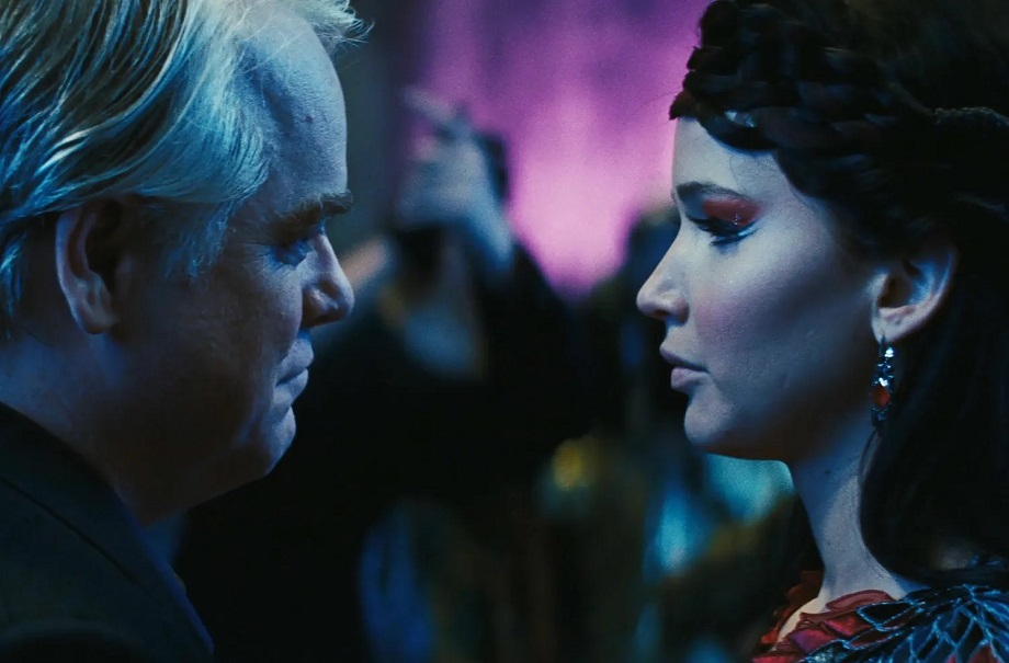 Филип Сеймур Хоффман и Дженнифер Лоуренс в фильме «Голодные игры: И вспыхнет пламя» (2013)