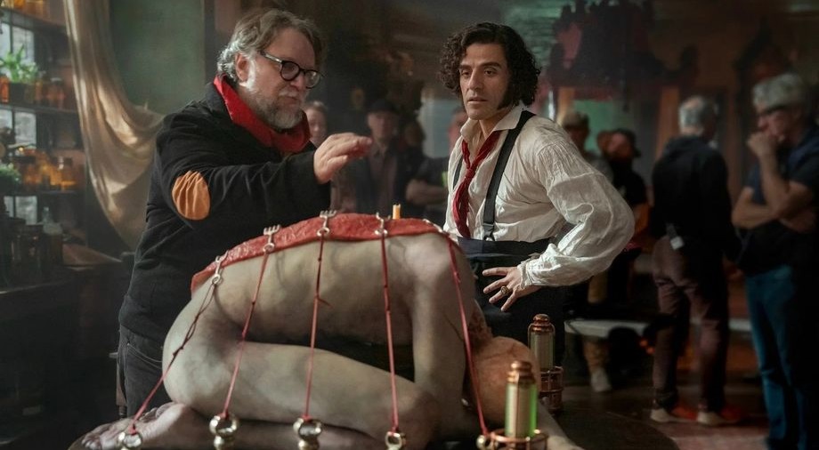 Гильермо дель Торо и Оскар Айзек на съёмках «Франкенштейна»