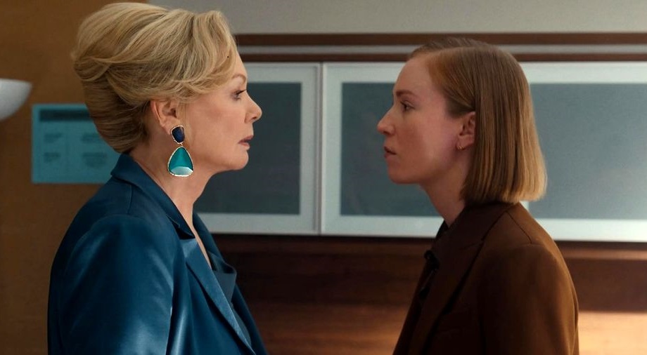 Джин Смарт и Ханна Айнбиндер в сериале «Хитрости»