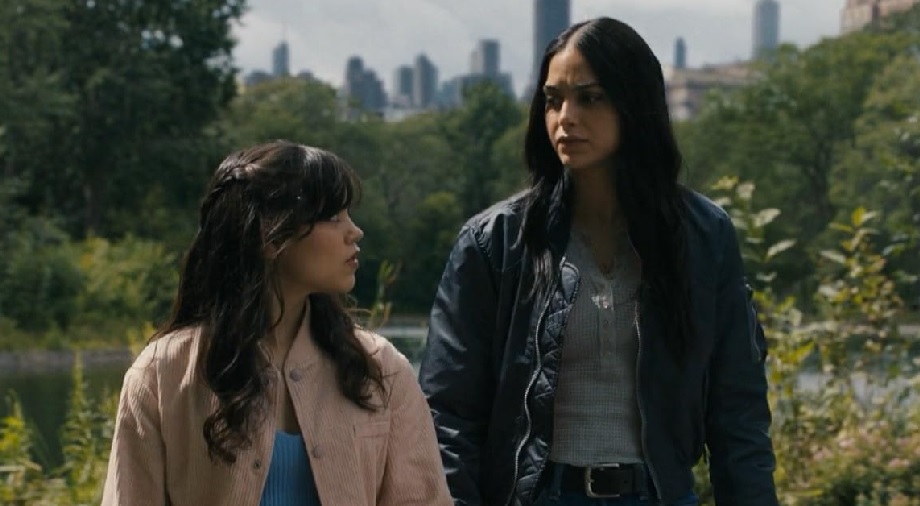 Дженна Ортега и Мелисса Баррера в фильме «Крик 6»