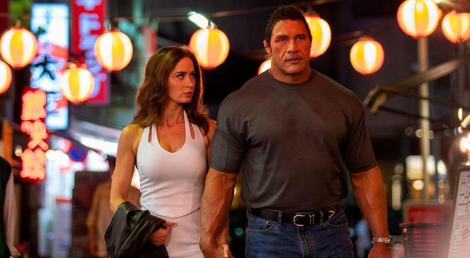 Эмили Блант и Дуэйн Джонсон в фильме «Крушащая машина» (2025)