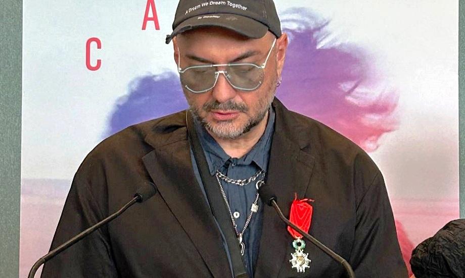 Награда дня. Кириллу Серебренникову вручили орден Почётного легиона