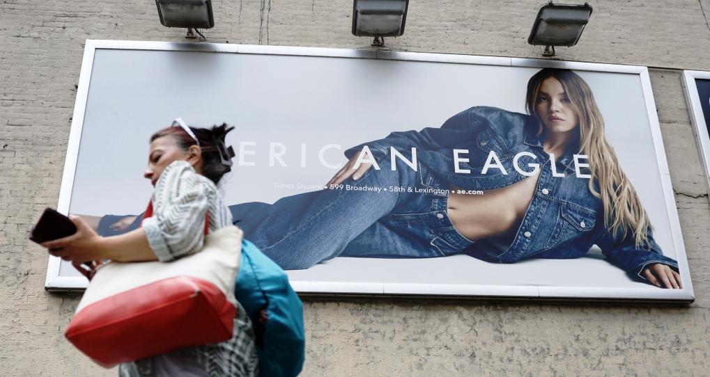 Реклама дня. Компания American Eagle ответила на обвинения в расизме и пропаганде нацистских идей в рекламе джинсов с Сидни Суини