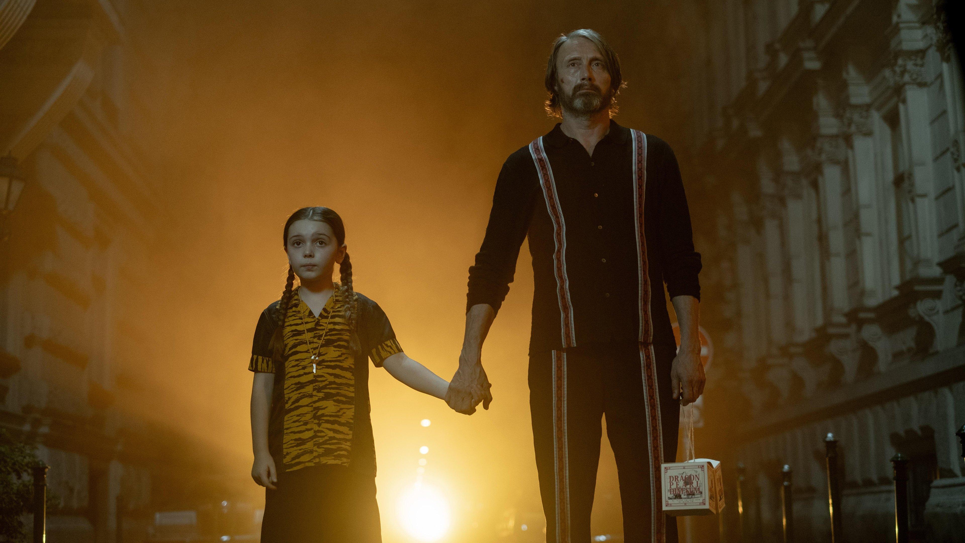 Мадс Миккельсен рубит чудовищ и спасает юную соседку в «Поймать монстра»