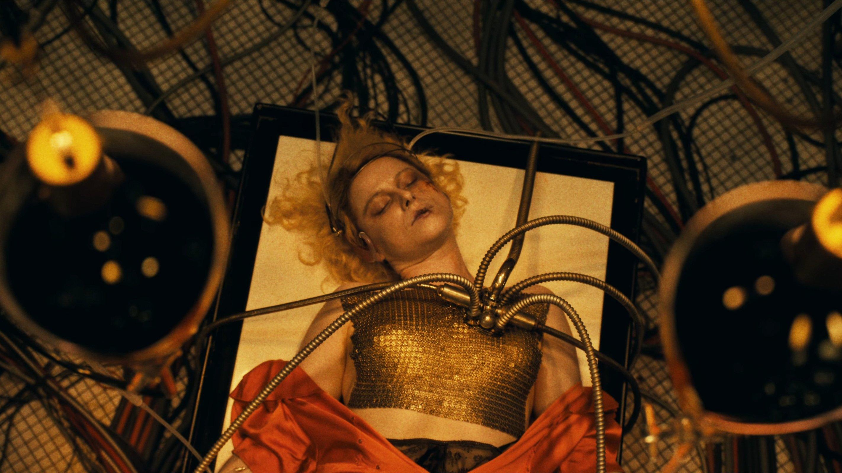 Пляски на костях, Кристиан Бэйл и Джесси Бакли в «Невесте!» 