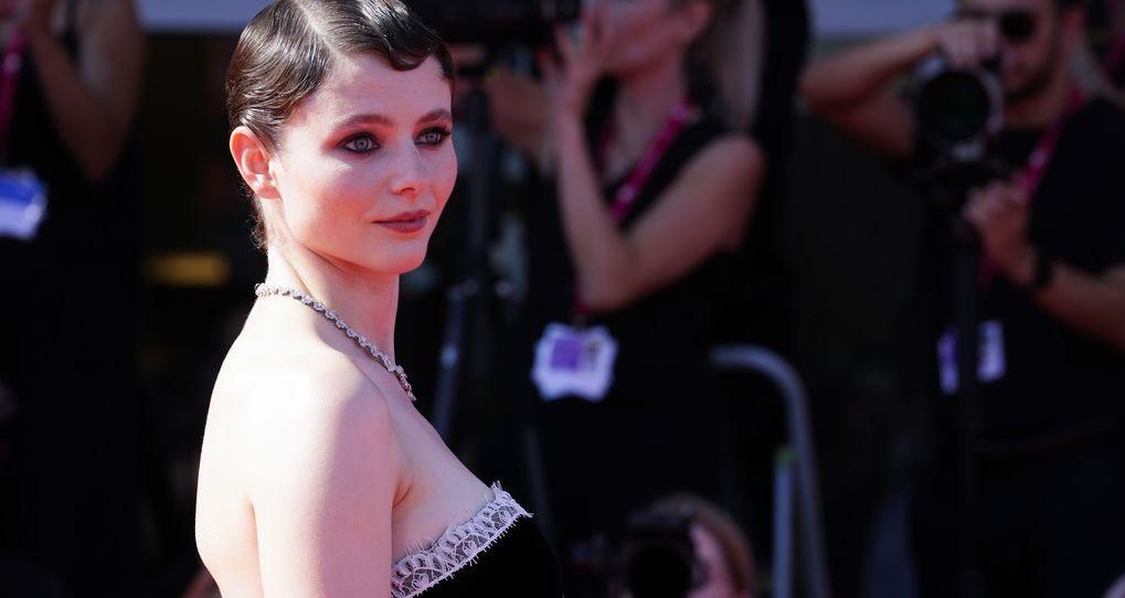 Кастинг дня. Томасин МакКензи в исторической драме Пола Гринграсса, Кифер Сазерленд и Аль Пачино в новом проекте Люка Бессона и др.