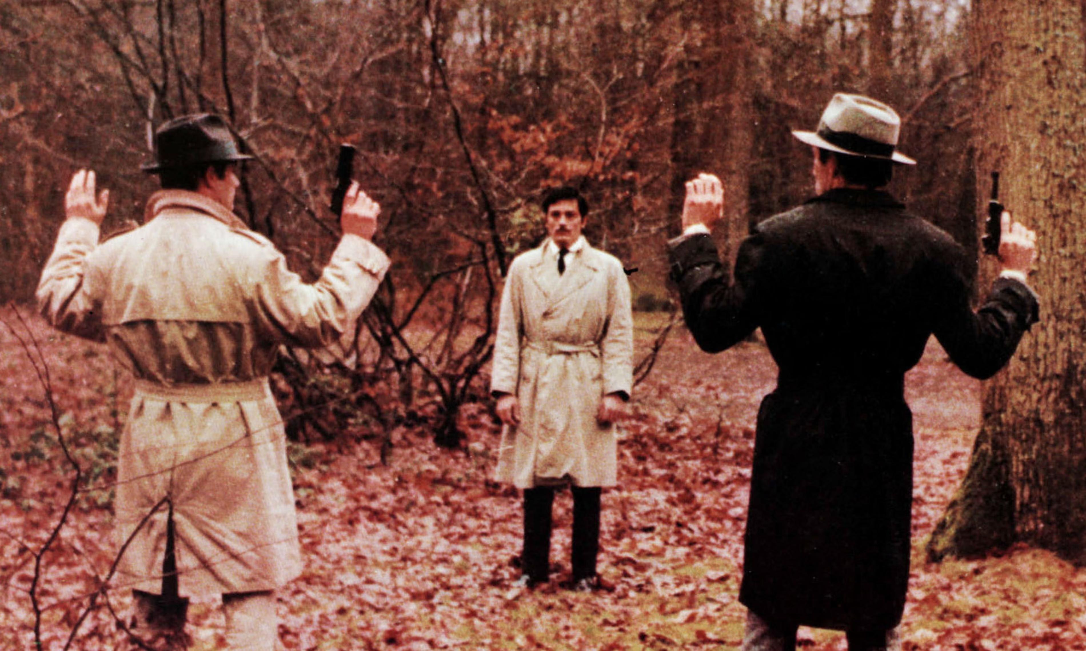 Педантичные мужчины в тренчах и предчувствие смерти. Почему «Красный круг» — это вершина криминального жанра кино