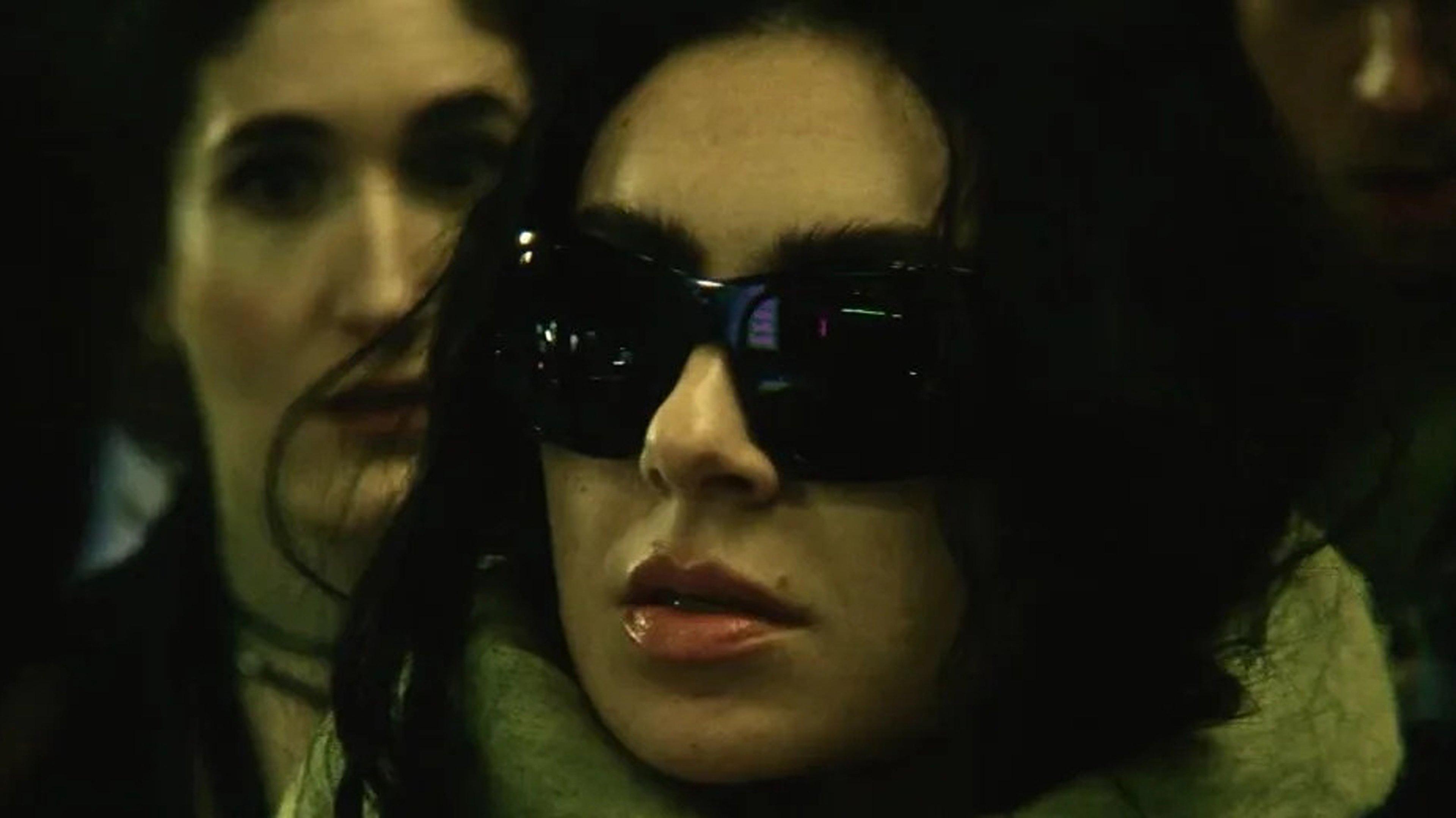 Сатира на шоубизнес, Чарли XCX и Александр Скаргард в «Моменте»