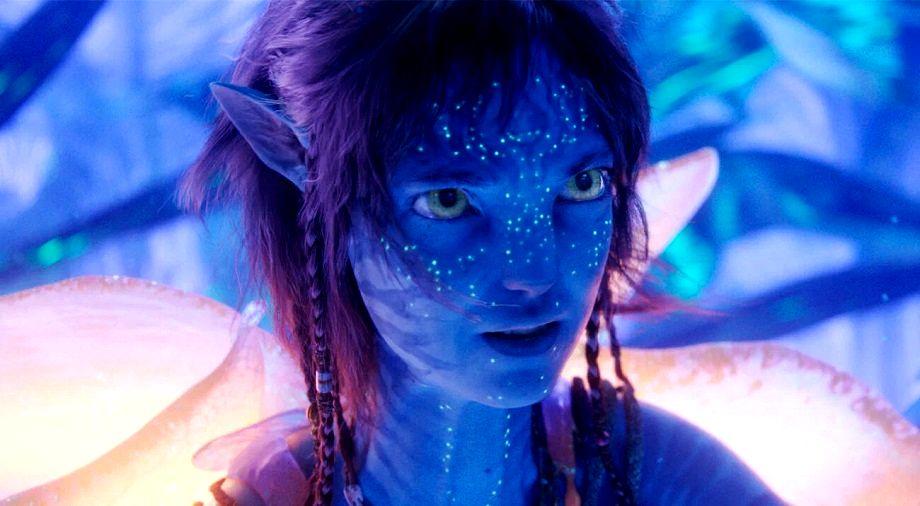 Поцелуй дня. Джеймс Кэмерон рассказал, как снимали сцену «незаконного» поцелуя Кири и Паука в триквеле «Аватара»