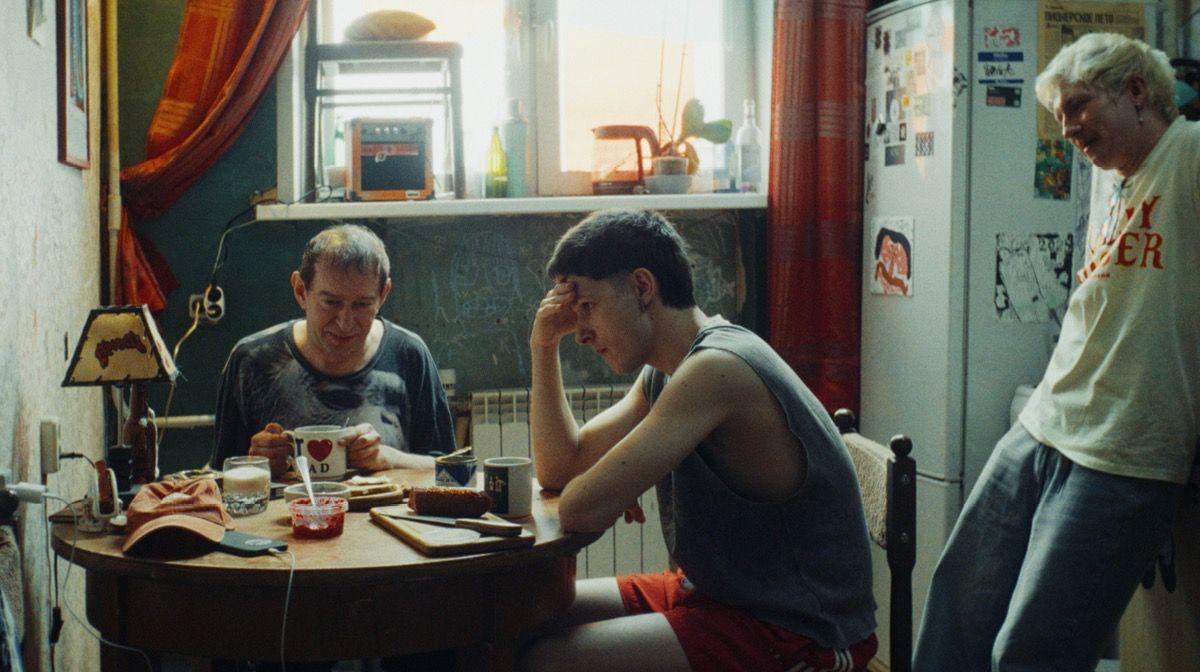 Панковский вайб, коммуналка и Константин Хабенский в «Здесь был Юра»